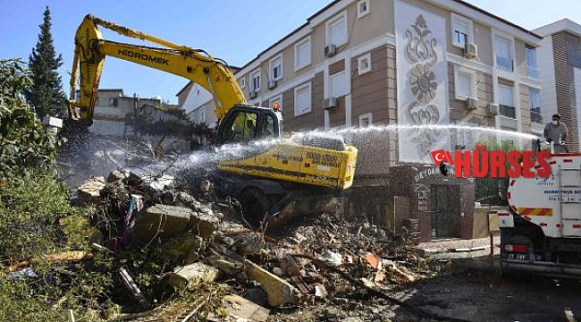 Muratpaşa'da kaçak metruk bina yıkıldı