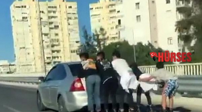 Otomobile tutunan 5 patenciyi gören kadın sürücüden 'Terbiyesizler' tepkisi