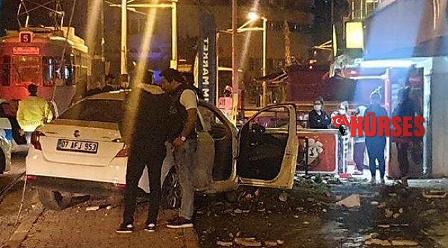Otomobilin tramvay direğine çarpma anı kamerada