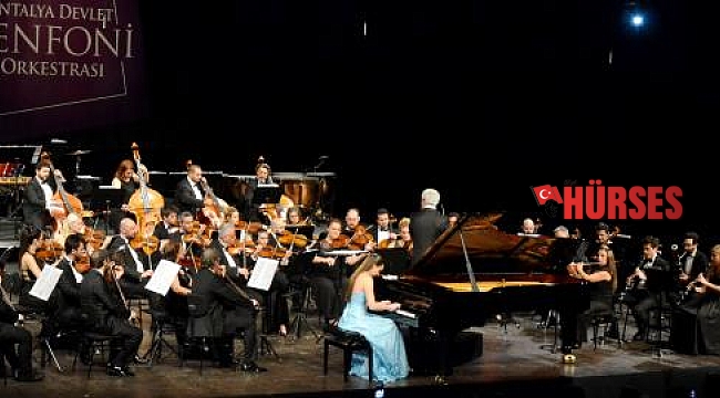 Piyanolu-kemanlı konser