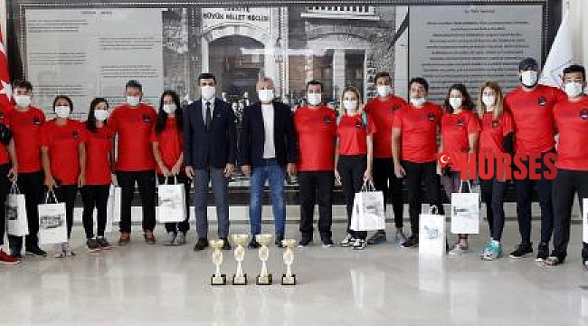 Şampiyon raftingcilerden Başkan Sözen'e ziyaret