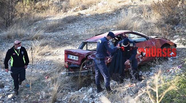 Sürücüsünün direksiyonda uyuduğu otomobil 20 metreden yuvarlandı; 2 yaralı
