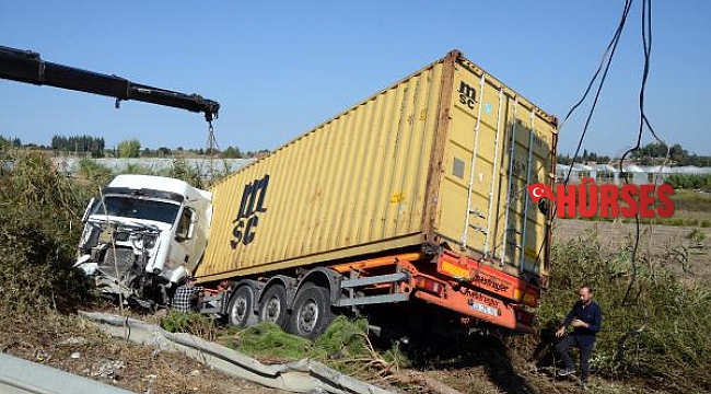TIR şarampole düştü, sürücü yaralandı