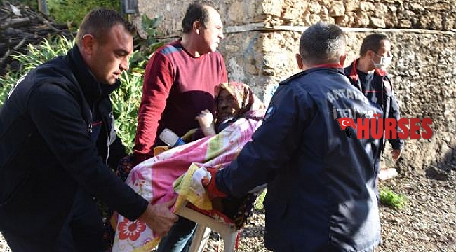 Yangına uykuda yakalanan Halime nineyi, itfaiye kurtardı