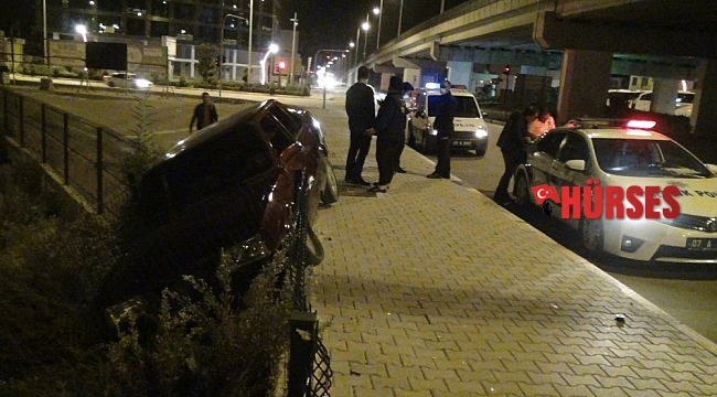 Yoldan çıkan otomobilin dereye uçmasına tel çitler engel oldu
