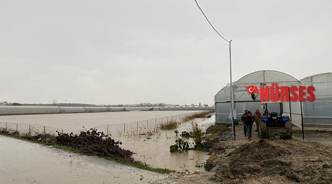 Antalya'da 3 ev sular altında kaldı, mahsur kalanları itfaiye kurtardı