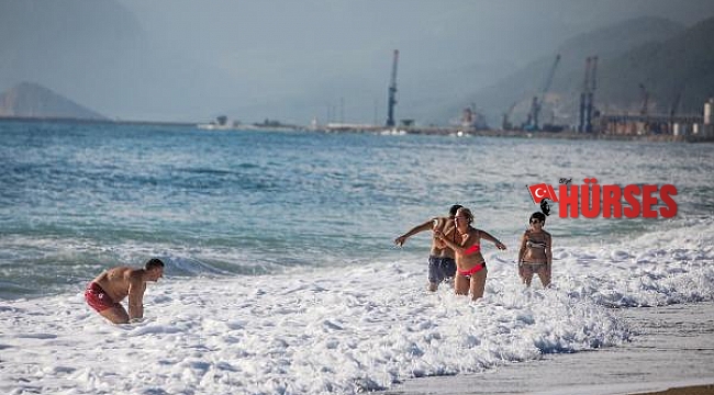Antalya'da aralık ayında deniz keyfi