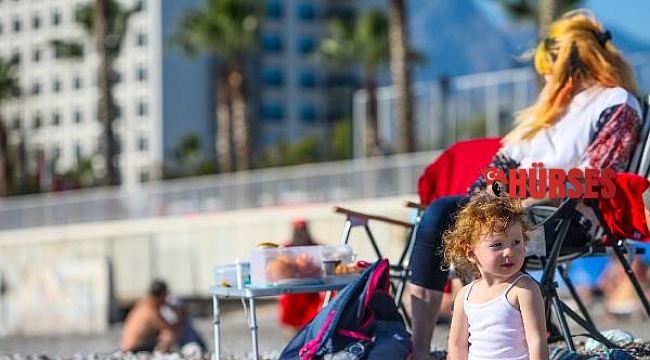 Antalya'da aralık ayının ortasında deniz keyfi