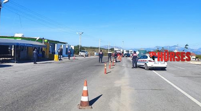 Antalya'da, jandarmadan yılbaşı öncesi kaçak tütün ve trafik uygulaması