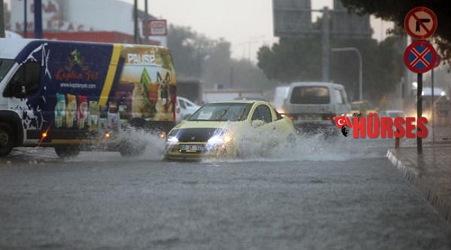 Antalya'da sağanak hayatı olumsuz etkiledi