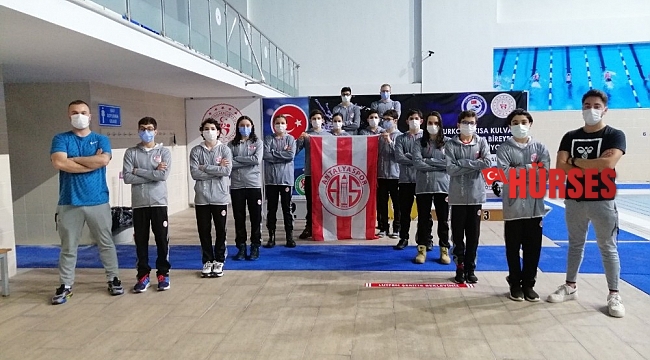 Antalyaspor yüzücüleri rekora doymuyor
