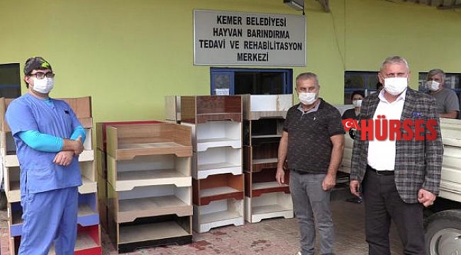 Atık malzemelerden kedi evi yaptı