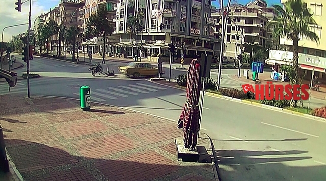 Bomboş bulvarda birbirlerine girdiler, motosiklet sürücüsü ölümden döndü