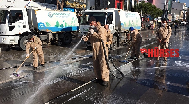 Boş kalan caddeler yıkanarak dezenfekte edildi