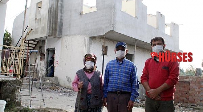 Depremde zarar gören eve yıkım kararı çıktı, komşularına yerleşen aile yardım istedi