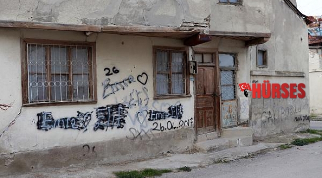 Eski evlerin duvarları yazı tahtası oldu