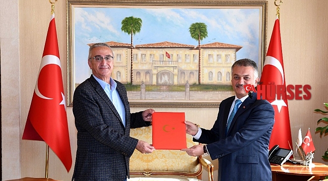 Finikeli hayırseverden eğitime çifte katkı