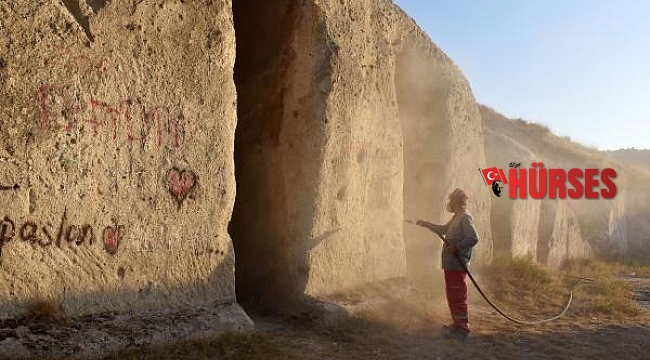 Frig Vadisi'ndeki 'aşk yazıları' temizleniyor