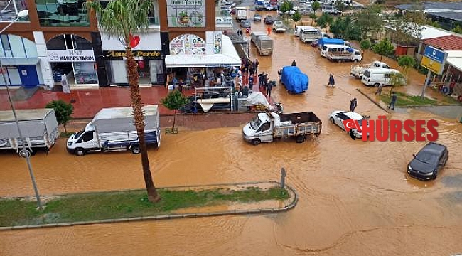 Gazipaşa'da yağmur, Alanya ve Demre'de dolu etkili oldu