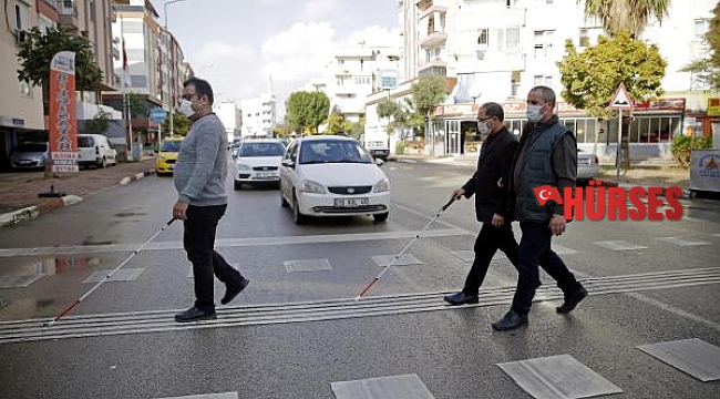 Görme engelli bireyler için trafikte sesli uyarı