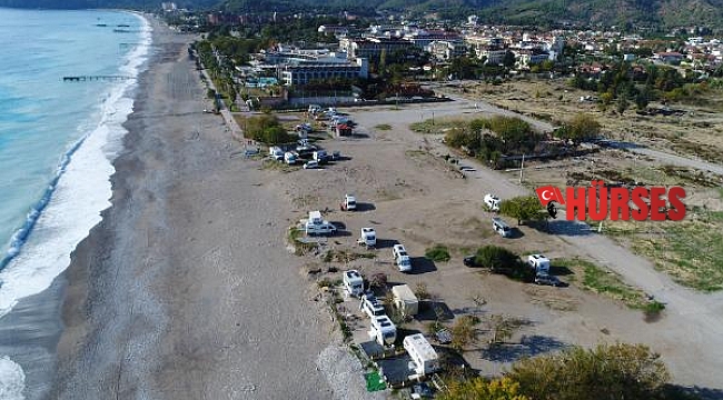 Karavanda beş yıldızlı otellerin yanı başında izole yaşam