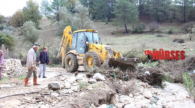 Kaş'ta belediye ekipleri zarar gören bölgede