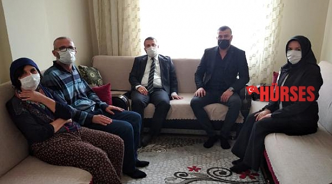 Kaymakam Çimşit, engelli aileyi evinde ziyaret etti