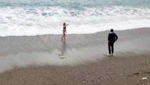 Kısıtlamadan muaf turist, dalgalarla selfie yaptı