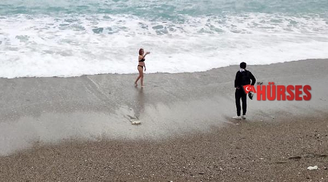 Kısıtlamadan muaf turist, dalgalarla selfie yaptı