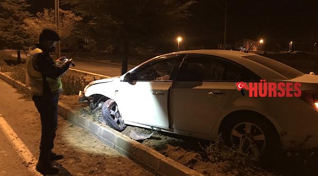 Kontrolden çıkıp, refüjdeki ağaca çarptı
