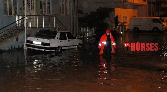 Manavgat'ta şiddetli yağış; evleri su bastı