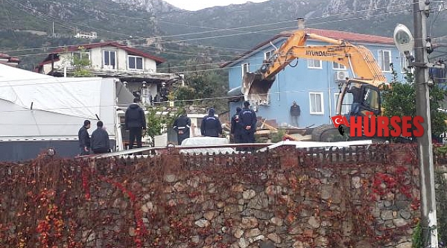 Marmaris'te kaçak yapıların yıkımı sürüyor