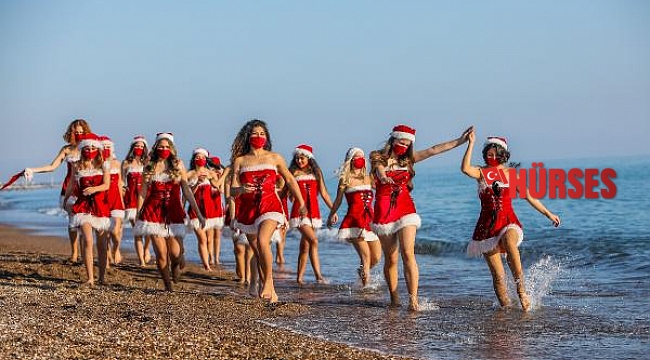 Noel annelerden maskeli, kalpli sağlık mesajı