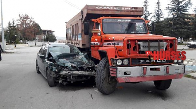 Otomobille kamyon çarpıştı