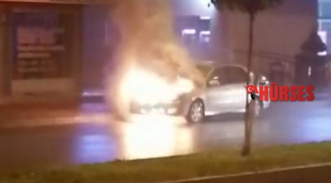 Park halindeki otomobil alev alev yandı