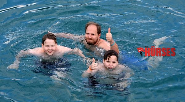 Rus turistler aralık ayının sonunda Kekova'da denize girdi