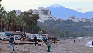 Sağanak sonrası dünyaca ünlü sahil define avcısıyla doldu