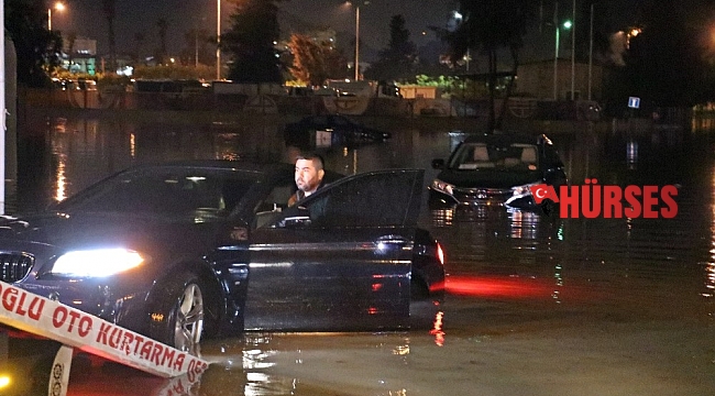 Sağanakta araçlar mahsur kaldı, ekipler teyakkuza geçti