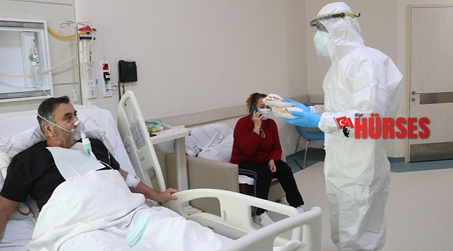 Sağlık çalışanlarından korona tedavisi gören hastalara yeni yıl jesti