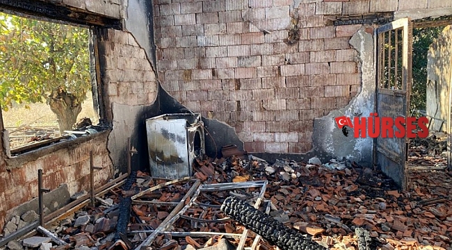 Sobadan çıkan yangın, yaşlı çiftin evini küle çevirdi