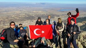 Sultandağları'na tırmanıp, bayrak diktiler