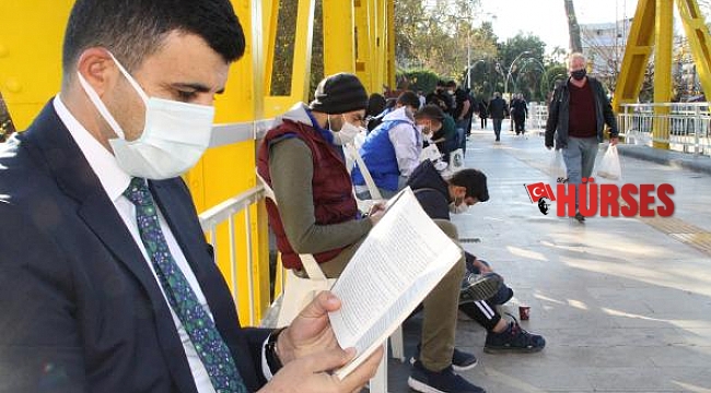 Tarihi köprü üstünde kitap okudular