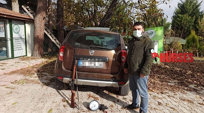 Yaptıkları 'far avı' otomobile mal oldu