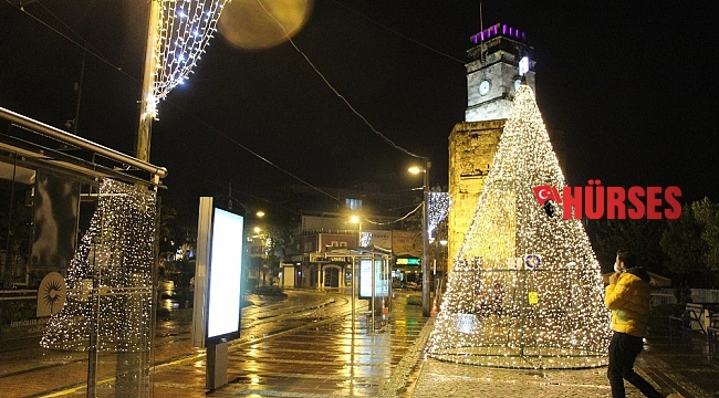 Yılbaşı gecesi kısıtlamaya rağmen Antalya'da cadde ve sokaklar ışıklandırıldı