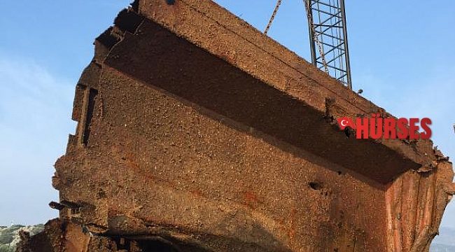 2 bin 400 grostonluk gemi, parça parça kesilip su altından çıkartılıyor