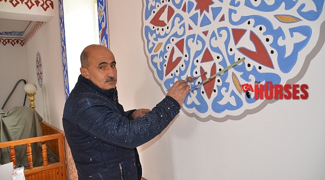 30 yıldır cami duvar ve kubbelerini fırça darbeleriyle oya gibi işliyor