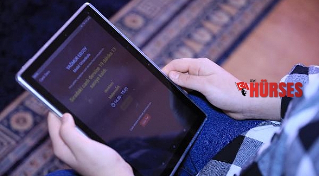 Aklındaki soruları, hediye tabletle çözdü