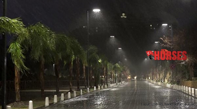 Antalya fırtına ve yağmura teslim oldu