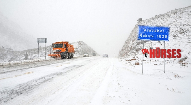 Antalya-Konya karayolunda kar kalınlığı 10 santime ulaştı
