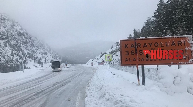 Antalya-Konya karayolunda kar kalınlığı 30 santimetreye ulaştı